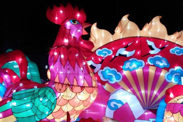 中国传统节日习俗与现代生活的碰撞