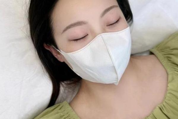 八字眉的魅力与风格解析：如何打造完美眉型