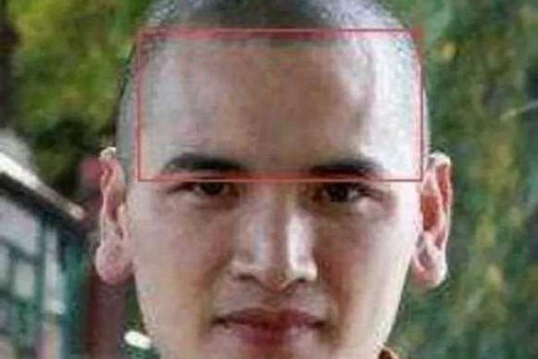 家暴男面相特征解析：从面相看隐藏的暴力倾向