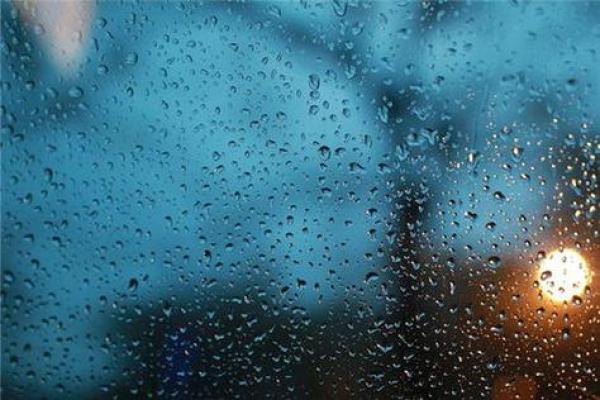 下雨梦境解析：梦见大雨与心情变化的关系