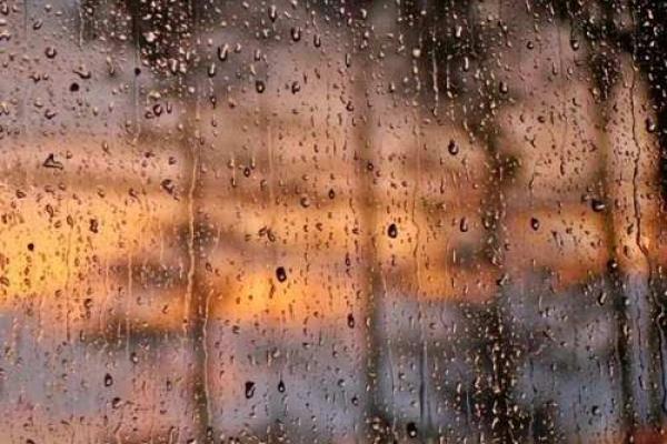 梦中的雨水象征什么？了解下雨梦的心理解码