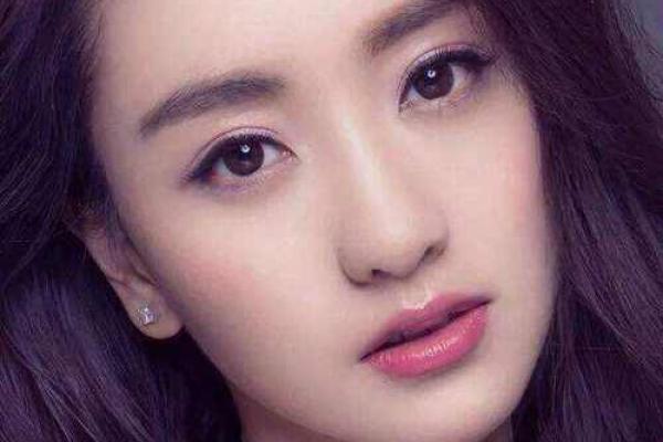眼尾上扬面相的女人：聪明、独立与魅力并存