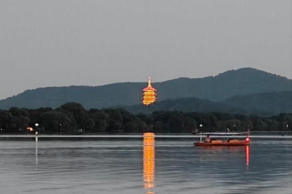 李渝：蕴涵文雅，渝水之畔，智慧与才情的和谐流淌
