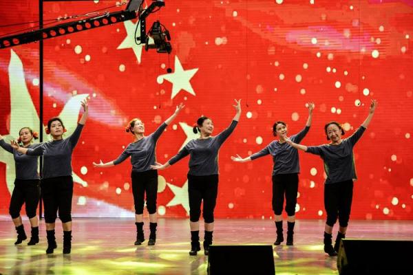 李佳芳姓名运势：芳华绽放，佳缘自来