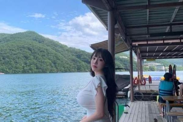 童颜巨乳，萌态十足！