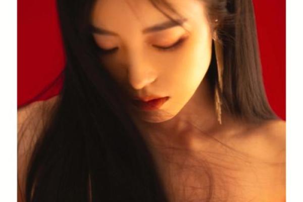 唇间风情：一抹朱砂痣，万种风情生