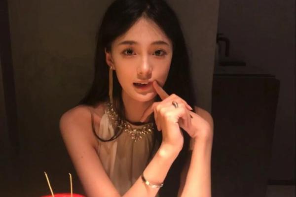 美人痣加冕，右侧鼻梁痣，美丽与财富并存！