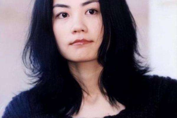 命运女神王菲：八字命理揭秘天后非凡人生！