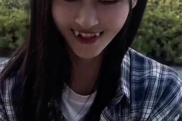 虎牙美艳，魅力四射！女子面相吸睛指数爆表！