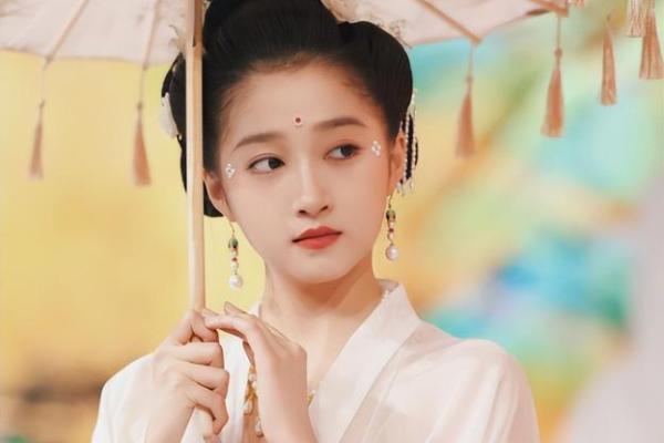 关晓彤生辰八字揭秘：命运女神的偏爱，星途璀璨的秘密