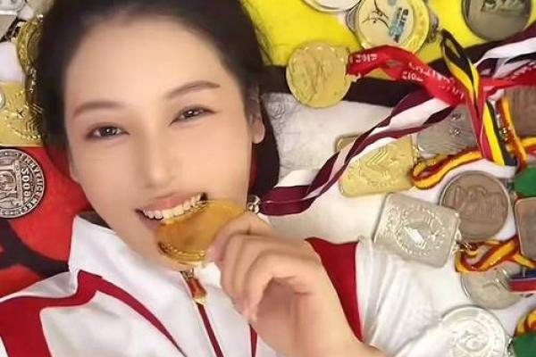 嘴边痣成亮点，这位女主播是如何一夜爆红的？