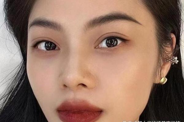 额头光润头发乌黑，运势亨通富贵相