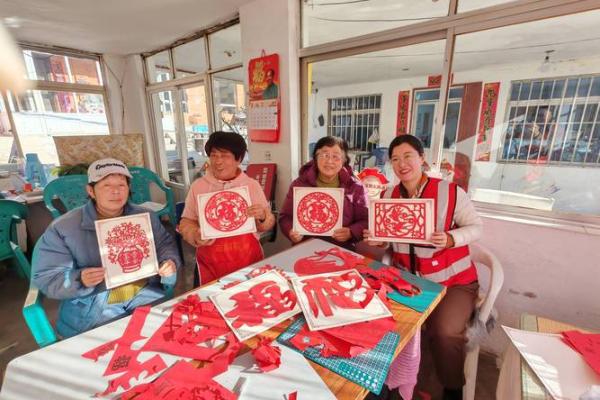龙舟竞渡盛夏至，民俗传承情意浓