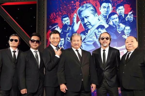 洪金宝命运轨迹：从底层打工人到影坛泰斗，他的人生轨迹有何独特之处？