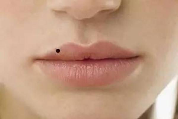 白毛暗示未来：揭秘嘴唇上的命运密码！