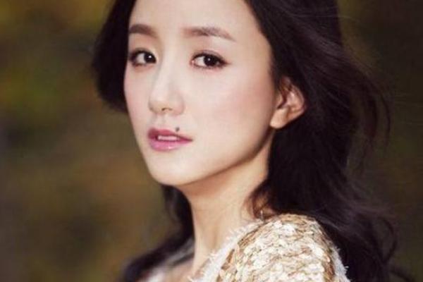 痣点星光：揭秘明星脸上有痣的时尚秘密