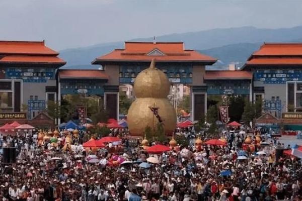 葫芦飘香迎佳节：传统民俗中的丰收庆典