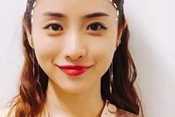 发际线高耸：面相中的智慧与事业运揭秘