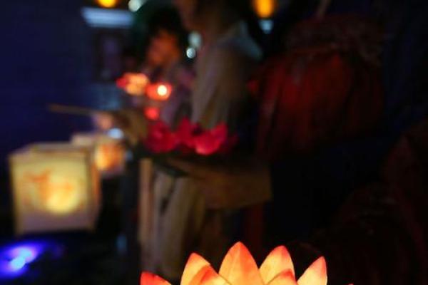 灯笼飘扬，中元佳节祭奠英灵情