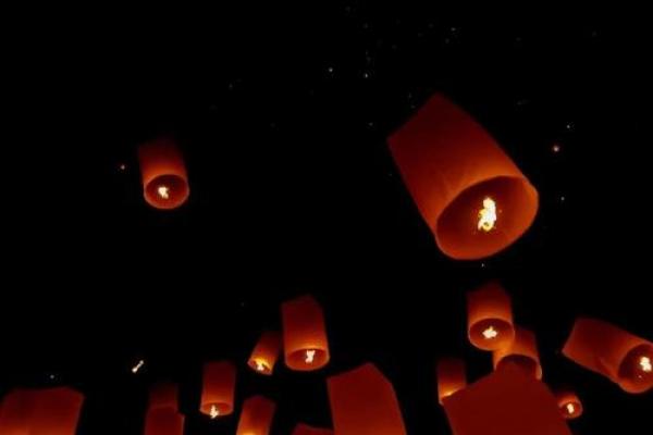 灯笼飘扬，中元佳节祭奠英灵情