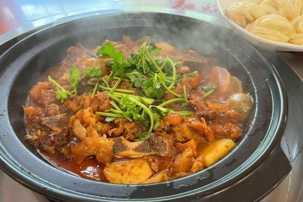 名门牛排：揭秘店名背后的姓氏渊源