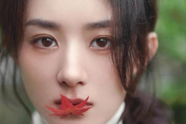 簿情女面相：冷艳如霜，洞察人心